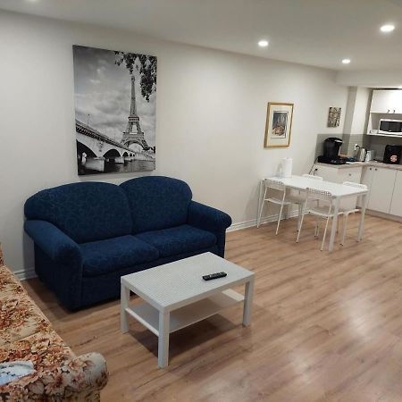 Spacious Basement One Bedroom Apartment, Wifi. Монреаль Экстерьер фото